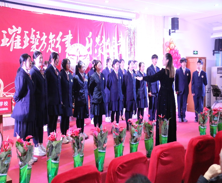 一群人站在台上

AI 生成的内容可能不正确。