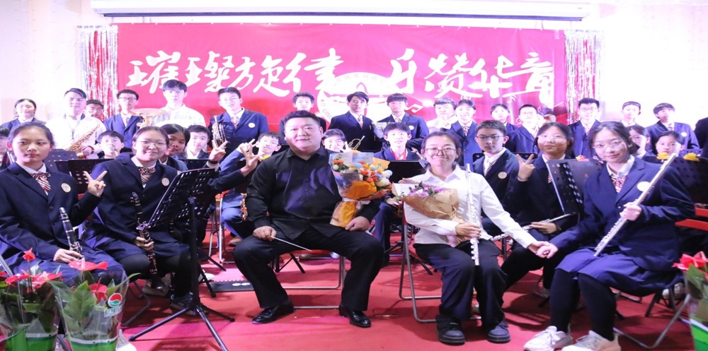 一群人在台上拿着麦克风

AI 生成的内容可能不正确。